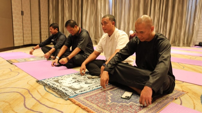 Pelatih Timnas Indonesia U-24 Indra Sjafri bersama para asistennya sedang melaksanakan ibadah sholat jumat usai timnya kalah 0-1 dari Taiwan di Asian Games 2022. [Dok. PSSI]