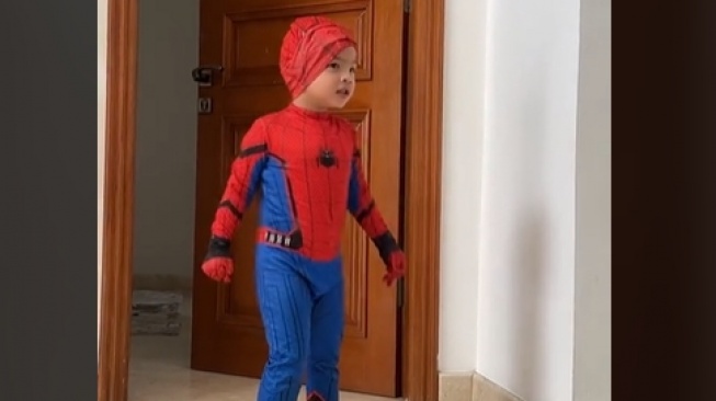 Potret Gala Sky Cosplay Jadi Spider-Man. (TikTok/fujiiian)