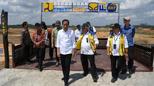 Presiden Joko Widodo (keempat kiri) didampingi Kepala Otorita IKN Bambang Susantono (ketiga kiri), Menteri PUPR Basuki Hadimuljono (ketiga kanan) beserta jajaran meninjau Bendungan Sepaku Semoi di Kabupaten Penajam Paser Utara, Provinsi Kalimantan Timur, Kamis (21/9/2023). [ANTARA FOTO/Sigid Kurniawan/rwa]