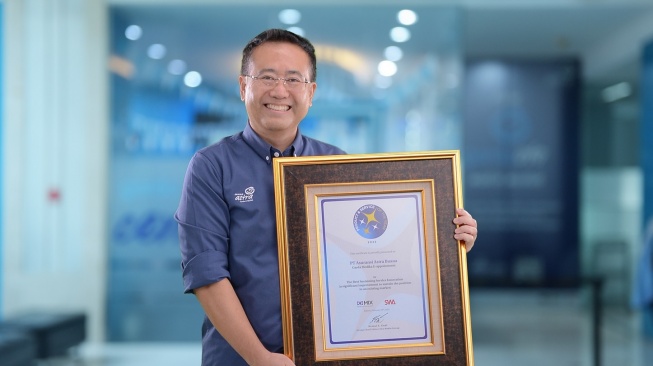 Operation Director Asuransi Astra, Hendry Yoga, memperoleh Products & Service of The Year 2023 dalam kategori Sustaining Services Innovation melalui fitur Express Appointment dalam aplikasi Garda Mobile Medcare yang ditujukan bagi peserta Garda Medika, produk asuransi kesehatan korporasi Asuransi Astra [Asuransi Astra]. 