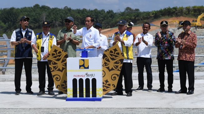 Presiden Joko Widodo (keempat kiri) didampingi Kepala Otorita IKN Bambang Susantono (ketiga kiri), Menteri PUPR Basuki Hadimuljono (keempat kanan), Menteri Investasi/Kepala BPKM Bahlil Lahadalia (ketiga kanan) beserta jajaran memutar tuas untuk membendung air Bendungan Sepaku Semoi di Kabupaten Penajam Paser Utara, Provinsi Kalimantan Timur, Kamis (21/9/2023). [ANTARA FOTO/Sigid Kurniawan/rwa]