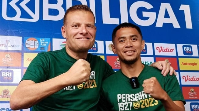 Pelatih Persebaya Josep Gombau (kiri) bersama kapten tim Reva Adi Utama (kanan) foto bersama usai konferensi pers di Surabaya, Jumat (22/9/2023). (ANTARA/Naufal Ammar Imaduddin)