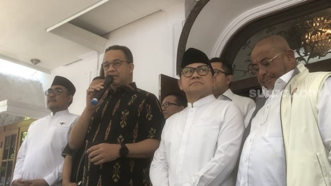 Capres Anies Baswedan dan Cawapres Cak Imin mengganti nama Tim 8 menjadi BAJA AMIN. (Suara.com/Dea)