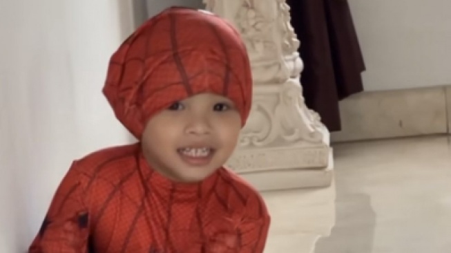 9 Potret Gala Sky Cosplay Jadi Spider-Man, Lucunya Kebangetan!