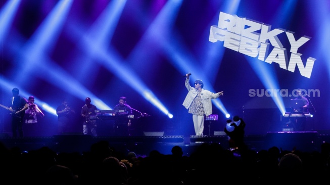 Penyanyi Rizky Febian saat tampil menghibur penonton di Konser Pestapora 2023 di Jiexpo Kemayoran, Jakarta, Jumat (22/9/2023). [Suara.com/Alfian Winanto]