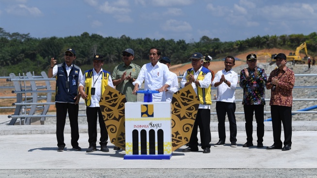 Presiden Joko Widodo (keempat kiri) didampingi Kepala Otorita IKN Bambang Susantono (ketiga kiri), Menteri PUPR Basuki Hadimuljono (keempat kanan), Menteri Investasi/Kepala BPKM Bahlil Lahadalia (ketiga kanan) beserta jajaran memutar tuas untuk membendung air Bendungan Sepaku Semoi di Kabupaten Penajam Paser Utara, Provinsi Kalimantan Timur, Kamis (21/9/2023). [ANTARA FOTO/Sigid Kurniawan/rwa]