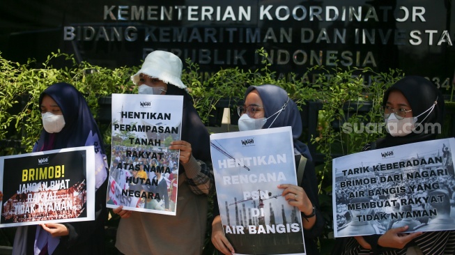 Aktivis Wahana Lingkungan Hidup (Walhi) bersama warga Nagari Air Bangis melakukan aksi unjuk rasa di depan kantor Kemenko Marves, Jakarta, Jumat ,(22/9/2023). [Suara.com/Alfian Winanto]
