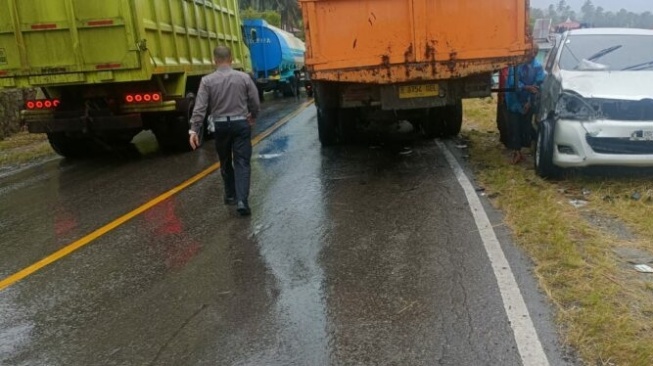 Truk Tronton Tabrak Mobil dan Motor di Jalur Padang-Solok, Satu Tewas dan Seorang Kritis