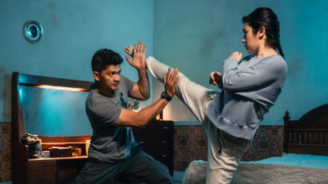 Amanda Rigby berlatih bela diri dengan aktor laga Iko Uwais. [dokumentasi pribadi]