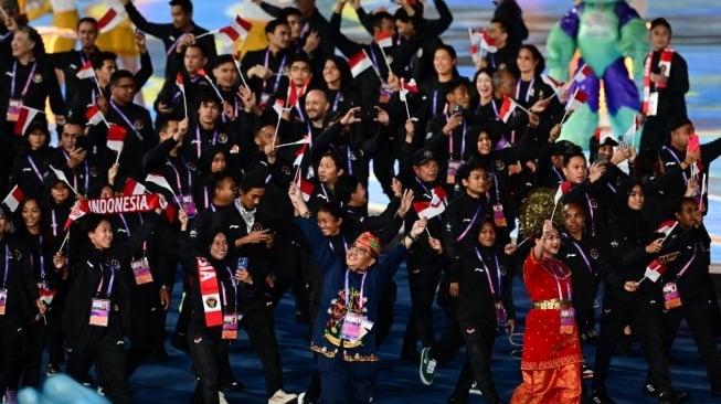 Anggota delegasi Indonesia mengikuti parade atlet pada upacara pembukaan Asian Games 2022 Hangzhou di Stadion Pusat Olahraga Olimpiade Hangzhou di Hangzhou di provinsi Zhejiang timur China pada 23 September 2023.Ishara S.KODIKARA / AFP.