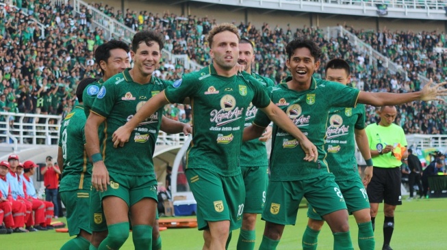 Ze Valente, usai mencetak gol ke-3 Persebaya, ke gawang Arema FC, Sabtu (23/9/2023). [SuaraJatim/Dimas Angga]
