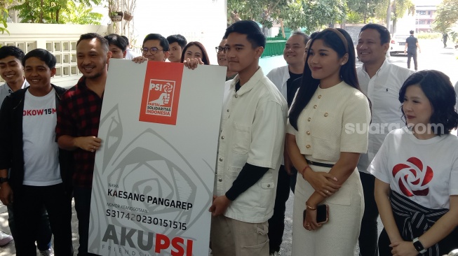 Ketua Umum PSI Giring Ganesa saat menyerahkan KTA ke Kaesang Pangarep. (Suara.com/Ari Welianto)