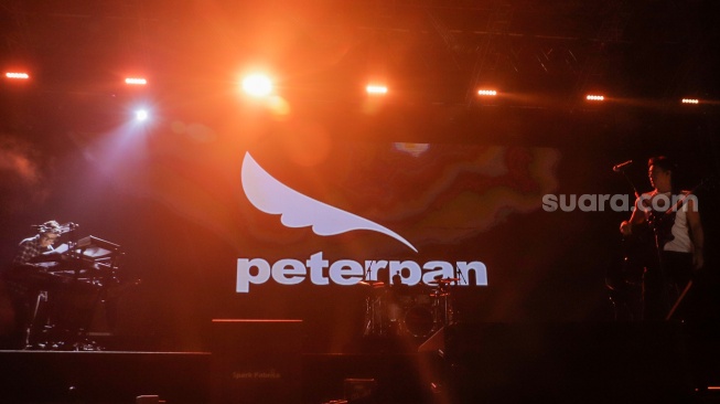 Grup Band Peterpan saat tampil menghibur penonton di konser Pestapora 2023 di Jiexpo Kemayoran, Jakarta, Jumat (22/9/2023). [Suara.com/Alfian Winanto]