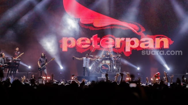 Grup Band Peterpan saat tampil menghibur penonton di konser Pestapora 2023 di Jiexpo Kemayoran, Jakarta, Jumat (22/9/2023). [Suara.com/Alfian Winanto]