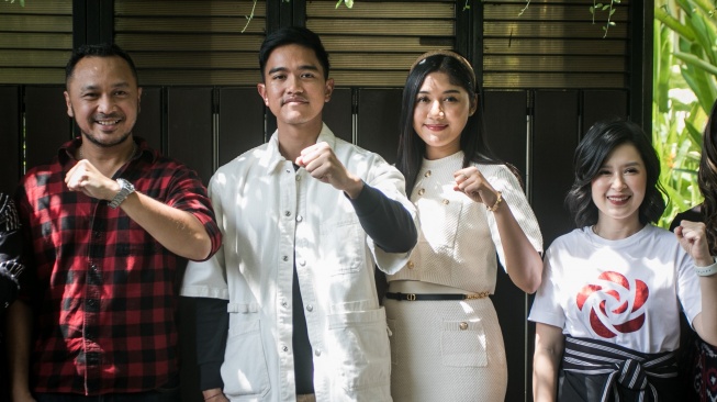 Putra bungsu Presiden Joko Widodo, Kaesang Pangarep didampingi istri Erina Gudono foto bersama Ketum PSI Giring Ganesha dan Wakil Dewan Pembina Grace Natalie Solo, Jawa Tengah, Sabtu (23/9/2023). (ANTARA FOTO/Mohammad Ayudha).