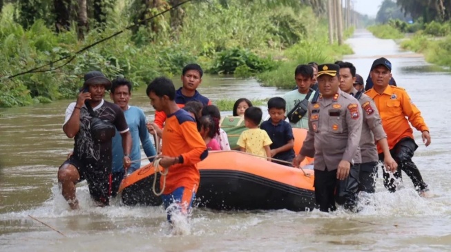 Korban Banjir di Pasaman Barat Dapat Bantuan 2 Ton Beras