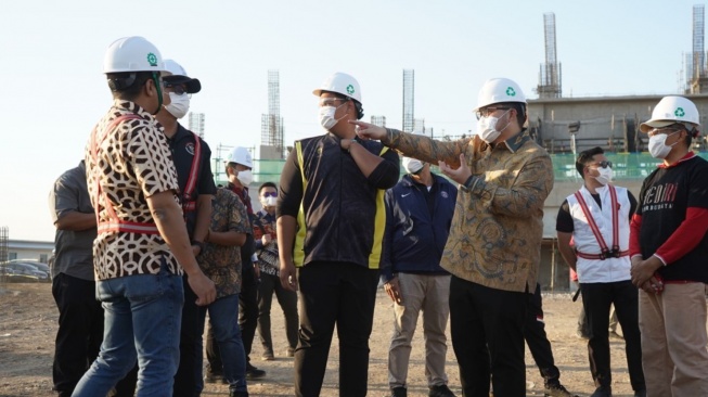 Kunjungi Pembangunan Stadion di Kediri, Menpora Dito Dorong Kepala Daerah Muda Lakukan Inovasi seperti Mas Dhito