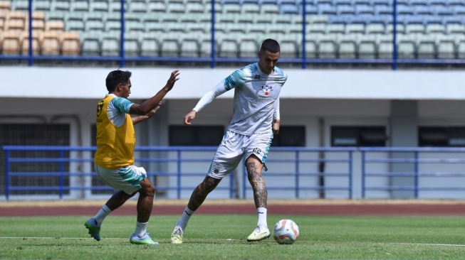 Bek Persib Bandung, Alberto Rodriguez (Tengah) Terlihat Mulai Kembali Berlatih Reguler Bersama tim. [Foto: persib.co.id]