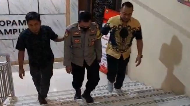 Kasus Polisi Injak Kepala Warga, Nasib Bripka ZK Ditentukan di Sidang Etik, Bakal Dipecat?