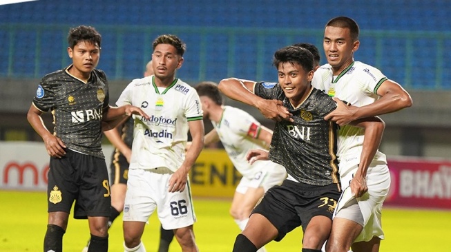 Duel Bhayangkara FC vs Persib Bandung dalam laga pekan ke-13 BRI Liga 1 2023-2024 di Stadion Patriot Chandrabhaga, Bekasi, Sabtu (23/9/2023). [Dok. Bhayangkara FC]