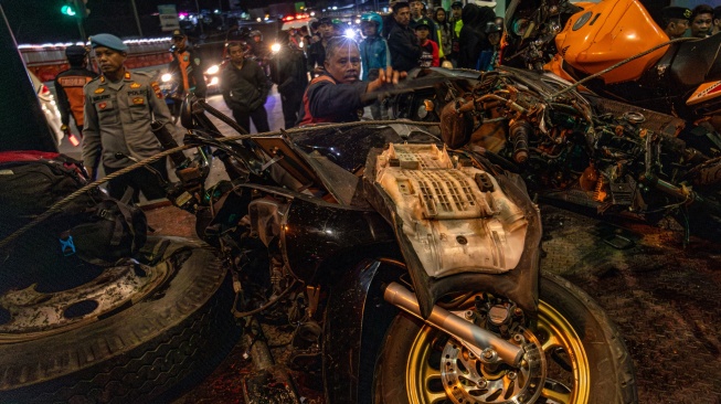 Petugas kepolisian dan relawan mengevakuasi kendaraan bermotor yang terlibat kecelakaan di simpang pintu keluar Tol Bawen, Kabupaten Semarang, Jawa Tengah, Sabtu (23/9/2023). [ANTARA FOTO/Aji Styawan/aww]