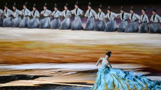 Sejumlah penari tampil pada upacara pembukaan Asian Games 2022 di Hangzhou Olympic Sports Centre Stadium, Hangzhou, China, Sabtu (23/9/2023). [ANTARA FOTO/Hafidz Mubarak A/aww]