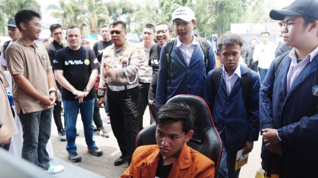 Kasubdit Dikmas Ditkamsel Korlantas Polri Kombes Pol Arman Achdiat, S.I.K., M.Si., (tengah) didampingi Chief of Corporate Affairs Astra Riza Deliansyah (kedua kiri) meninjau salah satu booth pada Festival Indonesia Ayo Aman Berlalu Lintas (IAABL) yang diselenggarakan di Universitas Pendidikan Indonesia Bandung (23/9/2023) [Astra].