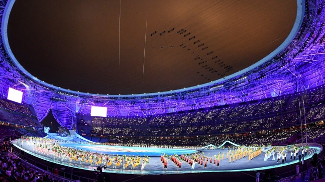 Suasana upacara pembukaan Asian Games 2022 di Hangzhou Olympic Sports Centre Stadium, Hangzhou, China, Sabtu (23/9/2023). [ANTARA FOTO/Hafidz Mubarak A/aww]