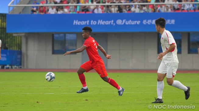 Pemain Timnas Indonesia U-24 Ramai Rumakiek membawa bola saat menghadapi Korea Utara di laga akhir fase Grup F Asian Games 2022. (Foto: NOC Indonesia/Hendri Rahman)