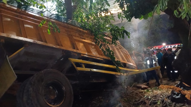 Diduga Rem Blong, Truk Fuso Tabrak Motor dan Pohon di Pelabuhan Bakauheni, Kernet Meninggal