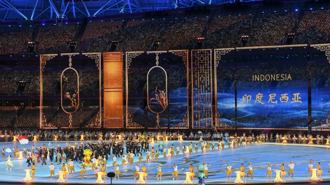 Kontingen Indonesia mengikuti defile saat upacara pembukaan Asian Games 2022 di Hangzhou Olympic Sports Centre Stadium, Hangzhou, China, Sabtu (23/9/2023). [ANTARA FOTO/Hafidz Mubarak A/aww]