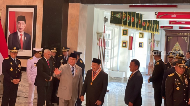 Momen Prabowo dan Habib Luthfi Saling Lempar Senyum di Depan Foto Presiden Jokowi