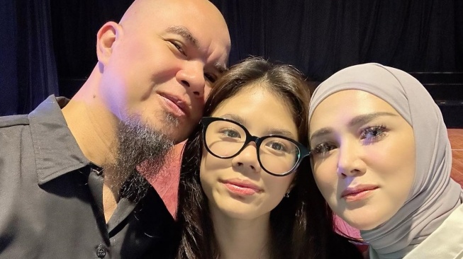 Shafeea Ahmad diapit kedua orangtuanya, Ahmad Dhani dan Mulan Jameela. [Instagram]