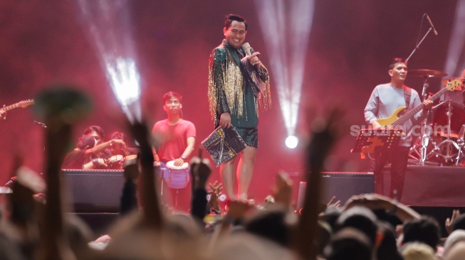 Pedangdut Nassar saat tampil menghibur penonton dalam gelaran Pestapora 2023 di Jiexpo Kemayoran, Jakarta, Minggu (24/9/2023). [Suara.com/Alfian Winanto]