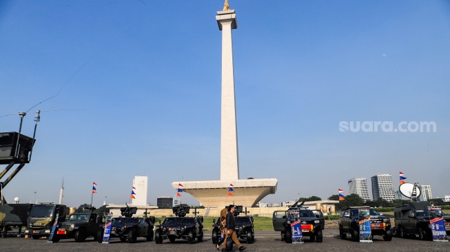 Sejumlah warga melihat pameran alutsista di kawasan Monas, Jakarta, Senin (25/9/2023). [Suara.com/Alfian Winanto]