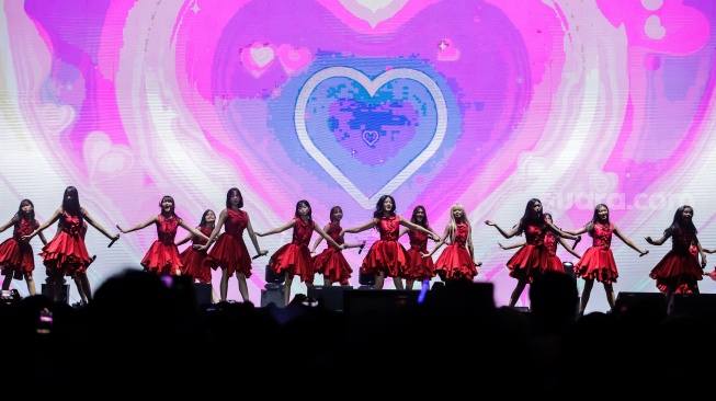 Idol Grup JKT48 saat tampil menghibur penonton dalam gelaran Pestapora 2023 di Jiexpo Kemayoran, Jakarta, Minggu (24/9/2023). [Suara.com/Alfian Winanto]