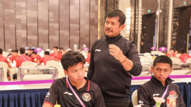 Pelatih Timnas Indonesia U-24 Indra Sjafri saat memberikan arahan kepada anak asuhannya di Asian Games 2022 (Dok. PSSI)