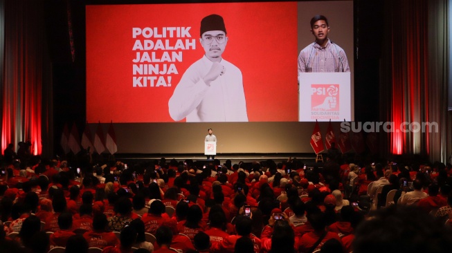 Ketua umum baru Partai Solidaritas Indonesia, Kaesang Pangarep memberikan pidato politiknya pada acara Kopdarnas Deklarasi Politik PSI di Djakarta Theater, Jakarta, Senin (25/9/2023). [Suara.com/Alfian Winanto]