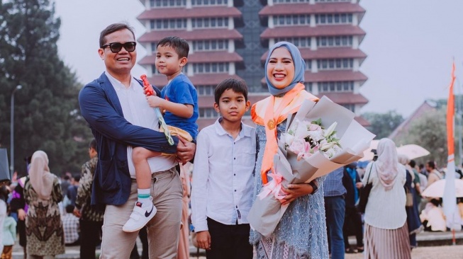  Potret Soleh Solihun Dampingi Istri Wisuda S2 (Instagram/@solehsolihun)