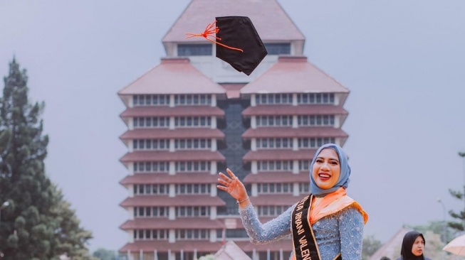  Potret Soleh Solihun Dampingi Istri Wisuda S2 (Instagram/@solehsolihun)