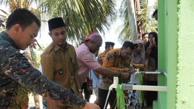 Hadirkan Sumur Wakaf, Penduduk Buano Maluku Kini Tak Lagi Minum Air Payau