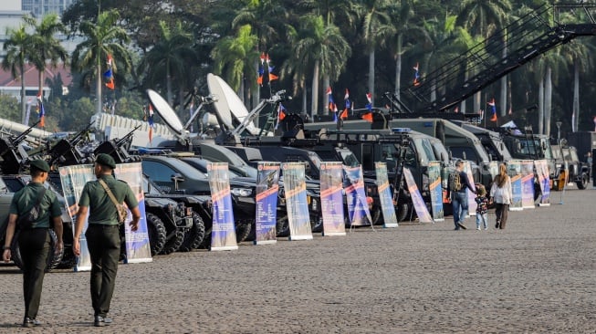 Sejumlah warga melihat pameran alutsista di kawasan Monas, Jakarta, Senin (25/9/2023). [Suara.com/Alfian Winanto]