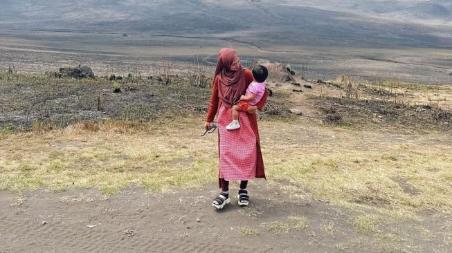 Potret Ria Ricis Ajak Moana ke Gunung Bromo (Instagram/@riaricis1795)