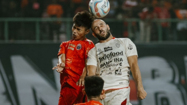 Duel Gelandang Bali United, Mohammed Rashid (Kanan) dengan Pemain Persija Jakarta (baliutd.com)
