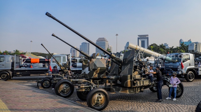 Sejumlah warga melihat pameran alutsista di kawasan Monas, Jakarta, Senin (25/9/2023). [Suara.com/Alfian Winanto]