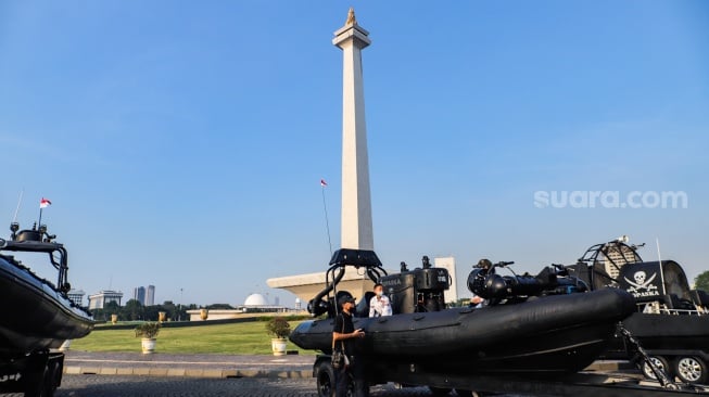 Sejumlah warga melihat pameran alutsista di kawasan Monas, Jakarta, Senin (25/9/2023). [Suara.com/Alfian Winanto]