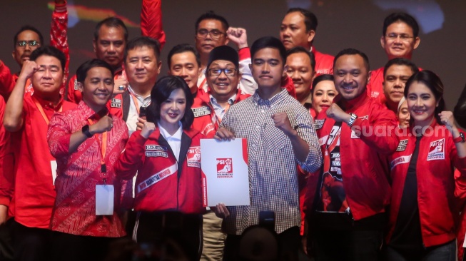 Ketua umum baru Partai Solidaritas Indonesia, Kaesang Pangarep (tengah) bersama dengan Grace Natalie (kiri) dan Giring Ganesha (kanan) pada acara Kopdarnas Deklarasi Politik PSI di Djakarta Theater, Jakarta, Senin (25/9/2023). [Suara.com/Alfian Winanto]