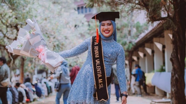  Potret Soleh Solihun Dampingi Istri Wisuda S2 (Instagram/@solehsolihun)