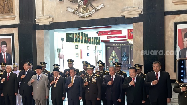 Menteri Pertahanan (Menhan) Prabowo Subianto dan Habib Muhammad Lutfhi bin Ali Bin Yahya di Ruang Hening Gedung Sudirman, Kementerian Pertahanan RI, Jakarta Pusat, Senin (25/9/2023). (Suara.com/Novian)