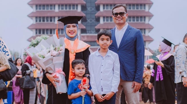  Potret Soleh Solihun Dampingi Istri Wisuda S2 (Instagram/@solehsolihun)